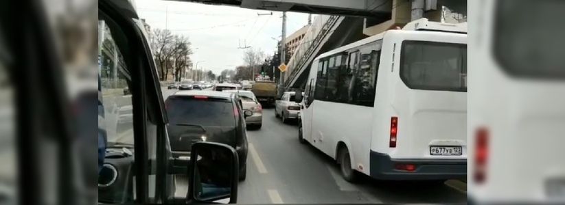 Водители Новороссийска упорно не хотят уступать дорогу спецтранспорту с включенными мигалками и воющими сиренами
