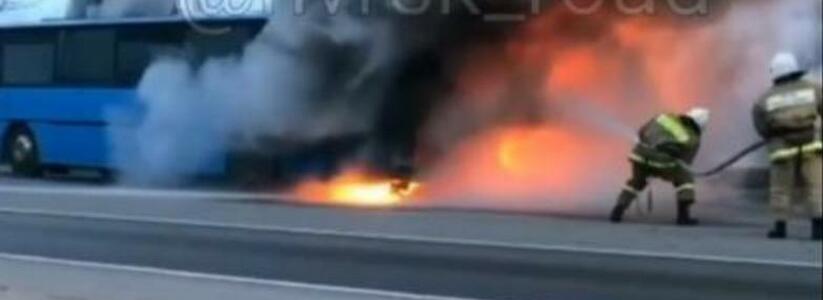 Эвакуировали 20 человек. Пожар в рейсовом автобусе под Новороссийском попал на видео