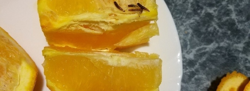 Новороссийцы обнаружили черных червей в апельсине из местного супермаркета