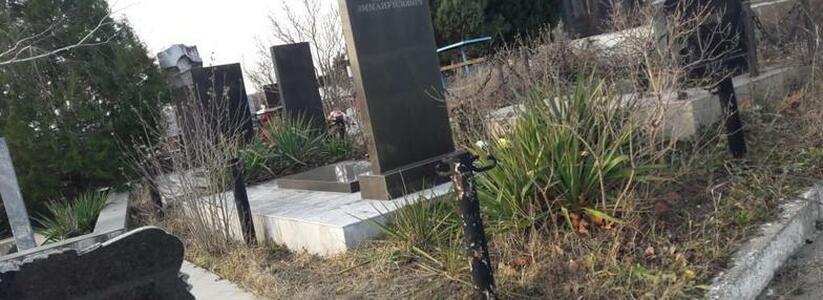 Вандалы разграбили могилу почетного гражданина Новороссийска советского офицера Андрея Зубкова