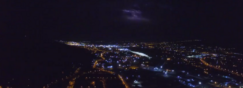 «Страшно красиво!»: фотограф запечатлел вспышки молний в ночном небе Новороссийска