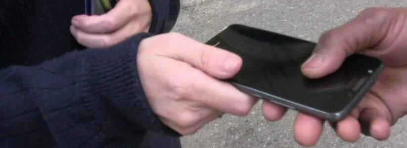 Мошенник брал у жителей Новороссийска телефон, чтобы позвонить, и списывал деньги с их карт через «Мобильный банк»