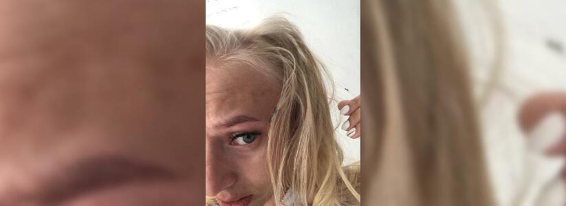 В Новороссийске девушка обнаружила в волосах черные куски пластмассы  после похода в салон красоты