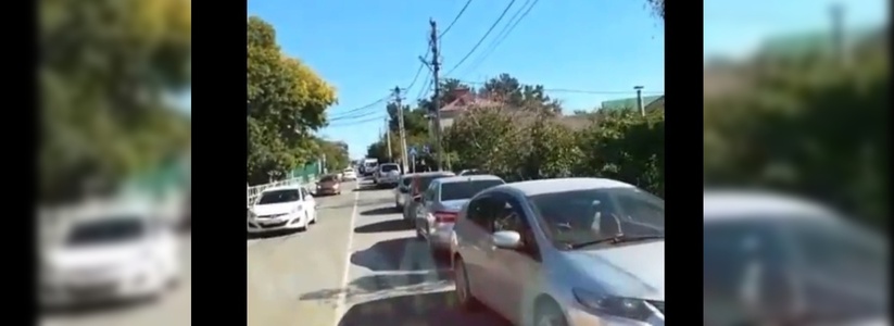 «Это вообще жесть»: в Сети появилось видео, как в пригороде Новороссийска из-за припаркованных на проезжей части машин, маршрутка вынуждена выезжать на «встречку»
