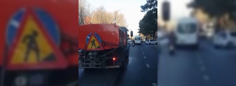 Жители Новороссийска возмущены бесполезной тратой воды для мытья дорог