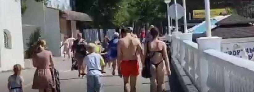 "Надо местных уважать": девушка в купальнике на набережной в Геленджике вызвала спор в соцсетях