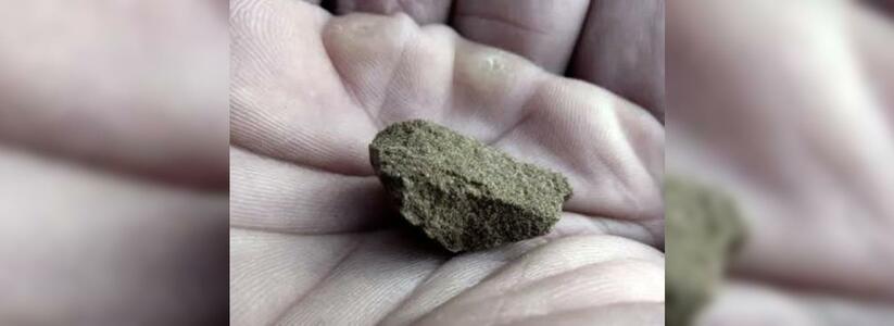 Полиция Новороссийска обнаружила у местного жителя наркотическое вещество, спрятанное в камне