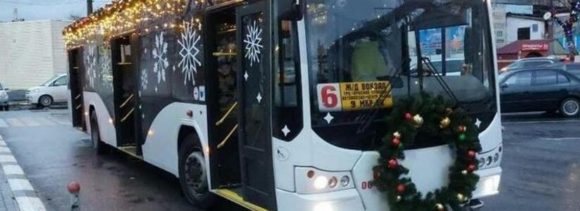 «Праздничный транзит»: в Новороссийске в троллейбусах пассажиров будут развлекать Дед Мороз и Снегурочка (расписание маршрутов)