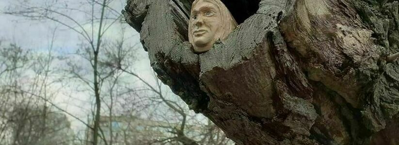 Женскую фигурку можно обнаружить на одном из деревьев в Пионерской роще Новороссийска