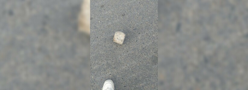 Выпавший из КАМАЗа камень повредил «легковушку» в Новороссийске: момент попал в объектив видеорегистратора