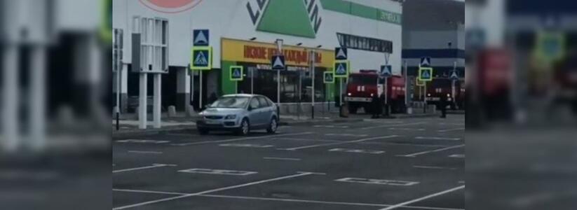 Видео: в Новороссийске пожарные и спасатели примчались к строительному гипермаркету