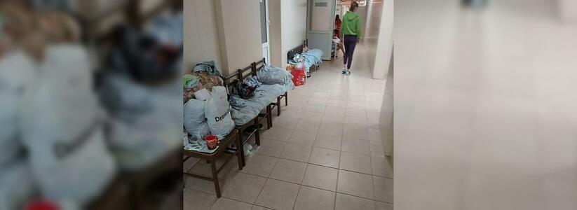 Жители Новороссийска опубликовали фото с детской больницы: маленькие пациенты лежат под капельницами в коридоре на стульях