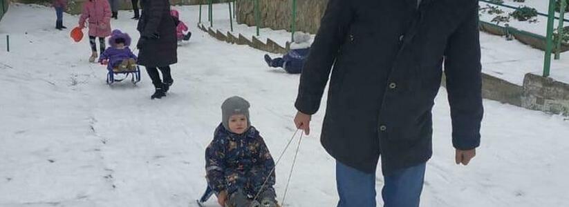 «Давно такого не было!!!»: веселый смех и радостные крики - на улицах Новороссийска дети и взрослые катаются на санках