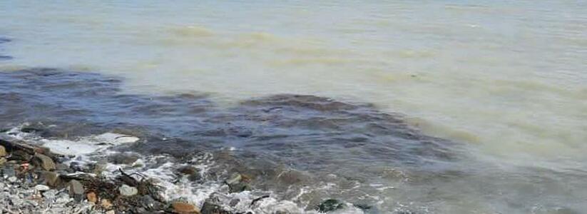 «Никогда не видела такого ужаса!»: море в Южной Озереевке мутно-серого цвета и пахнет нефтью