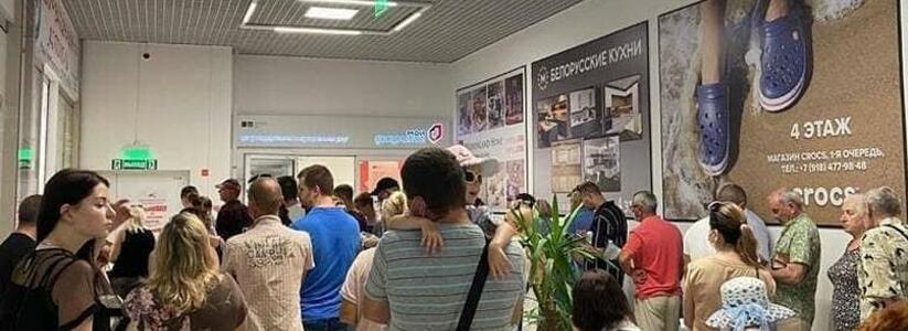 «Какая там социальная дистанция!?»: жители Новороссийска жалуются на очереди в МФЦ и детской поликлинике