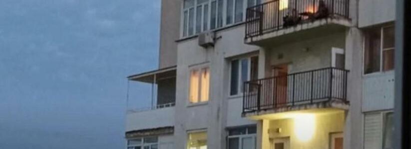 Жители Новороссийска развели костер на общем балконе многоэтажки