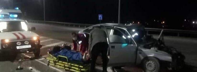 Под Новороссийском водитель "двенашки" оказался зажат в автомобиле после столкновения с фурой