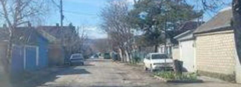«Дорога, как после бомбежки!»: новороссийцы пожаловались на состояние улицы Красина