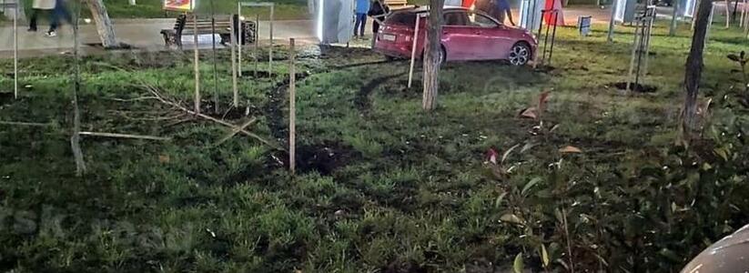 В Новороссийске автомобиль заехал на газон и сломал дерево в сквере 75-летия Победы
