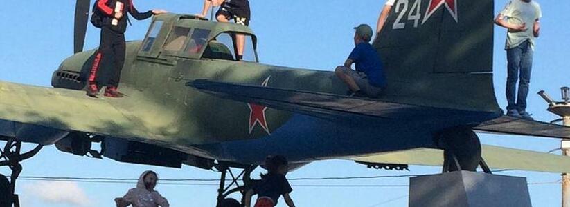 "Люди, опомнитесь! Это память о погибших!": в Новороссийске дети скакали по памятнику «Самолет», били ногами по стеклам кабины