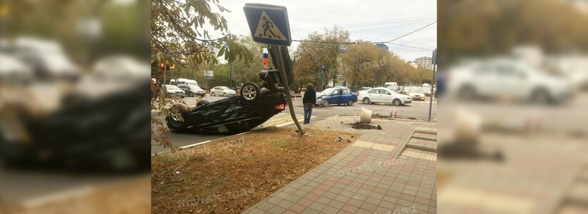 «Форд» перевернулся после столкновения с «Ладой» в центре Новороссийска: кадры с места ДТП