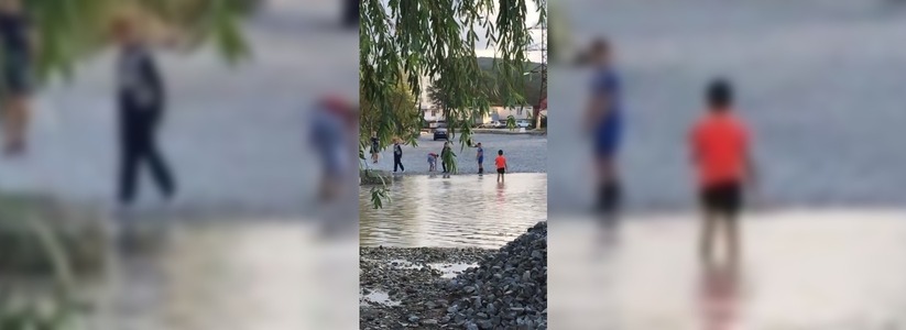 После потопа объездная дорога в Новороссийске превратилась в «озеро»: горожане сняли видео, как дети играют на берегу огромной лужи