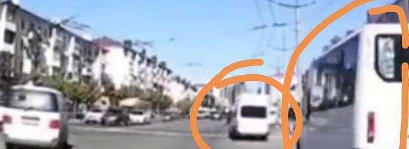 "Он поехал - я за ним... задумался, поторопился": в Новороссийске маршрутка и автобус пролетели на красный свет