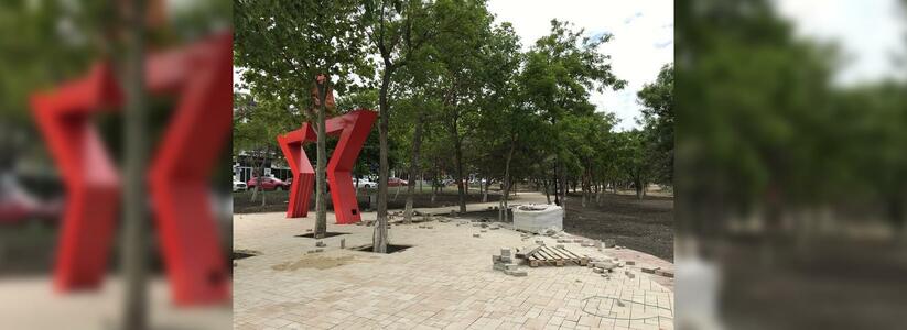 Сквер Победы в Новороссийске снова не успели открыть в срок. Как сейчас выглядит прогулочная зона (не очень)