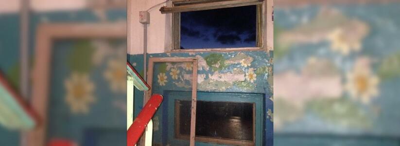 «УК НУК к зиме готова?»: жители Новороссийска пожаловались на отсутствия стекла в подъездном окне