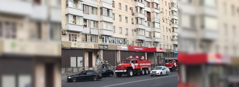 Неосторожное обращение с огнем стало причиной возгорания на козырьке одной из многоэтажек Новороссийска