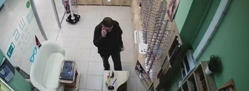Житель Новороссийска украл мобильный телефон продавца салона оптики