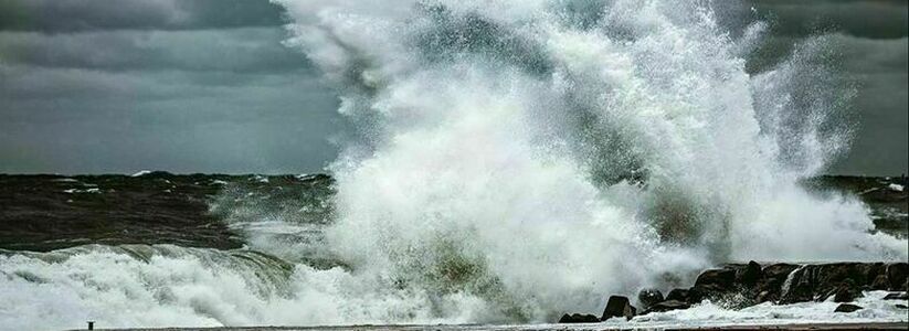 «Гигантские волны!» Мощный шторм сняли новороссийцы на видео