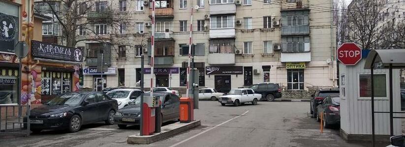Платные парковки в центре Новороссийска не уберут. Но дворы могут закрыть