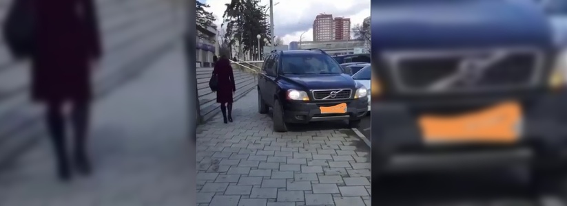 «Полиция, где вы?»: жители Новороссийска возмущены способами парковки автохамов в городе