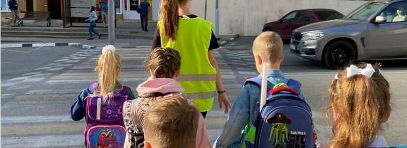 <p>Взрослые следят за тем, чтобы дети переходили дорогу правильно.</p>