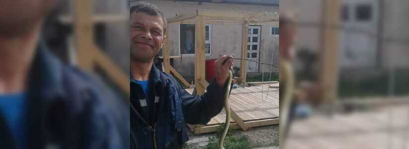 Спасателям пришлось вытаскивать змею из туалета напуганных жителей Новороссийска