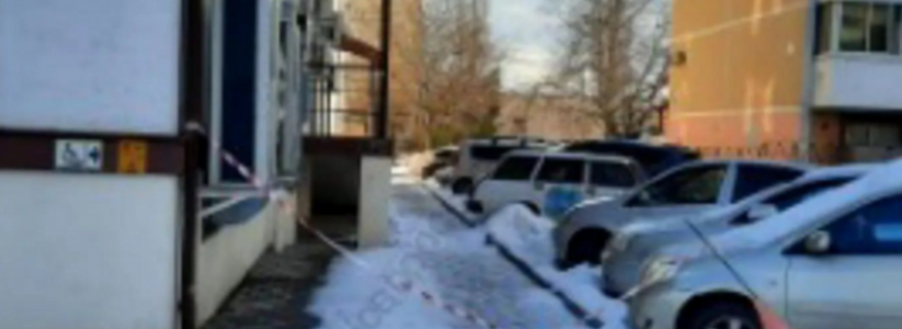 В Новороссийске перекрыли проход возле Пенсионного фонда вместо того, чтобы убрать с крыши снег