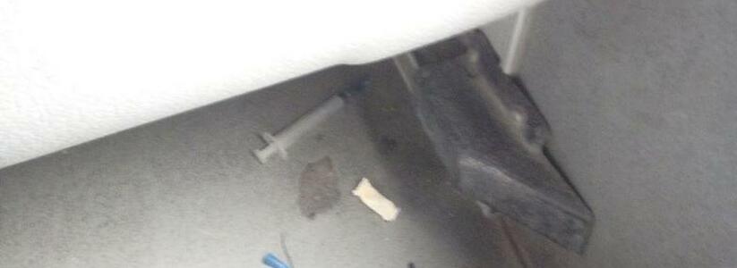 Новороссийцы нашли использованный шприц в салоне автобуса