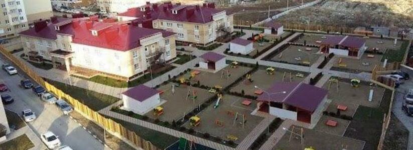 В Новороссийске территорию строящейся школы огородили. А из соседнего садика эвакуировали 310 человек. Что произошло?