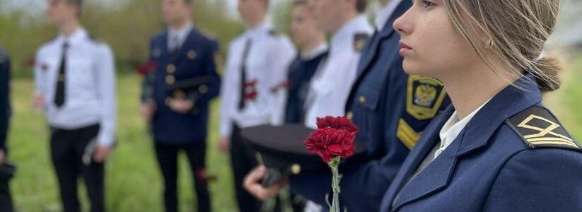 6 мая в память о героях Великой Отечественной Войны к братской могиле, расположенной на территории Ушаковки, легли красные гвоздики
