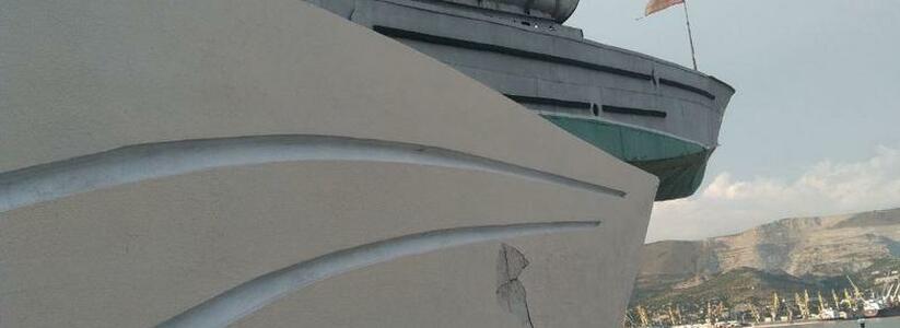 «Флаг в клочья, постамент – в трещинах»: новороссийцы пожаловались на состояние памятника «Торпедный катер»