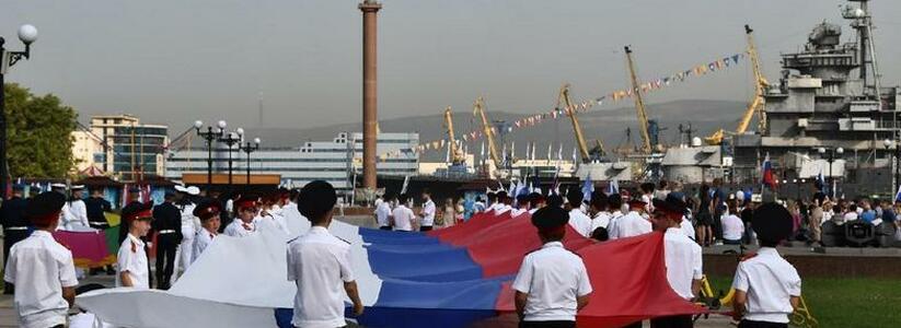 10-метровый триколор на «Семи ветрах» и стяг на набережной: Новороссийск отмечает День государственного флага