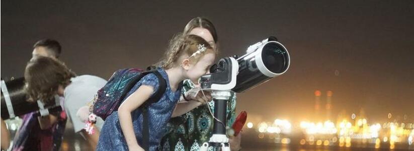 «Сатурн – бесплатно!»: новороссийцев приглашают посмотреть на парад планет в телескоп