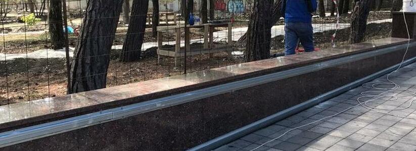 «Невероятная глупость и бесхозяйственность!»: в Новороссийске в парке Фрунзе мраморный парапет обшивают деревом