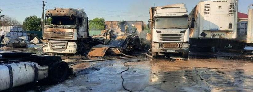 Под Новороссийском сгорели пять припаркованных большегрузов
