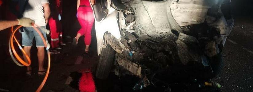 Уснул за рулем: «Форд Транзит» лоб в лоб влетел в зерновоз в Новороссийске – два человека погибли