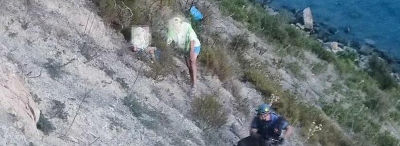 Мужчина с маленьким ребенком застряли на скале в районе Широкой Балки под Новороссийском
