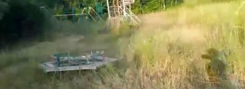Одну карусель поставили, две качели увезли и пригласили телевидение!»: новороссийцы рассказали о ремонте детской площадки