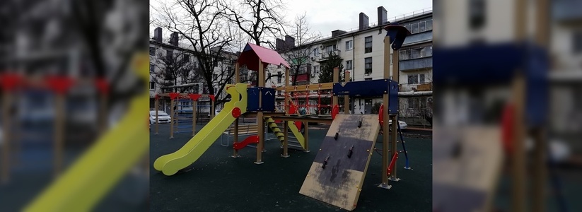 «Старые качели демонтировали, а новые не установили»: в Новороссийске не закончили благоустройство детской площадки