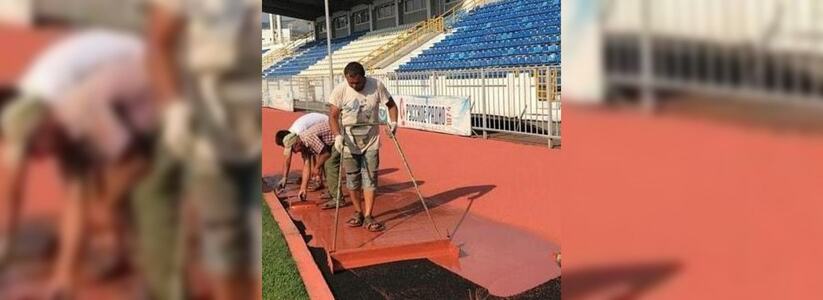 Власти Новороссийска обещают закончить ремонт беговых дорожек на стадионе к осени